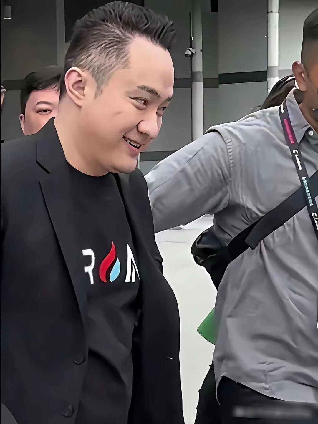 香港比特币峰会落幕，孙宇晨迈步离场，步履张扬，气场十足，素有“孙割所过之处，寸草