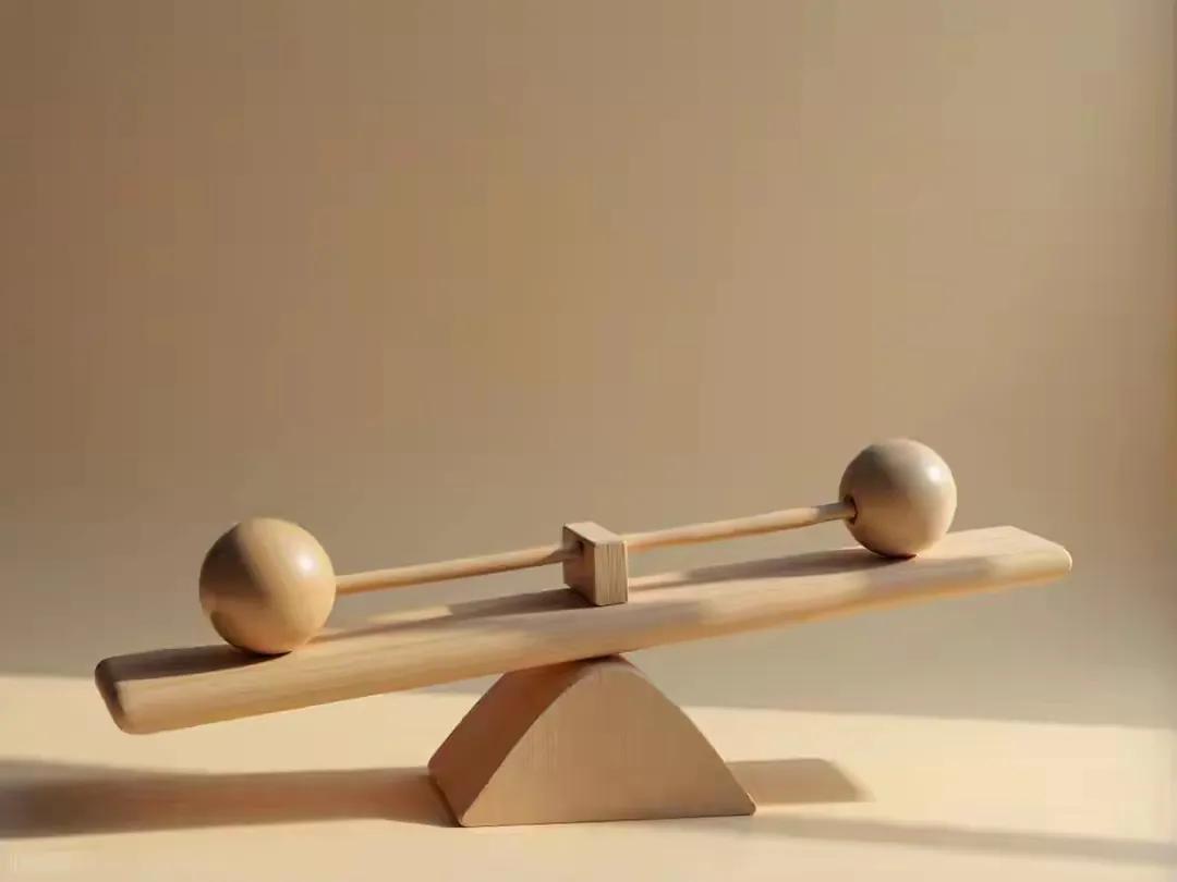 “现场，在手中:为每个现场订制一款软件”，
拿着企业数字化大众化系统解决方案，