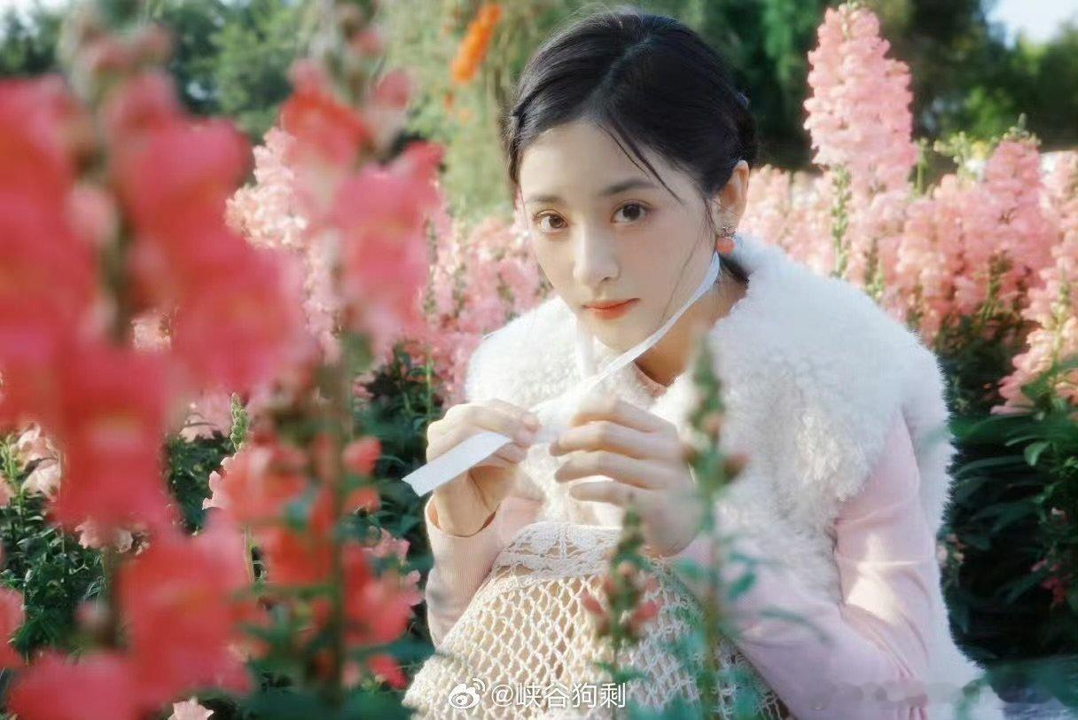 沈月直播亲爱的客栈被沈月的直播圈粉，真实又自然的样子太讨喜 