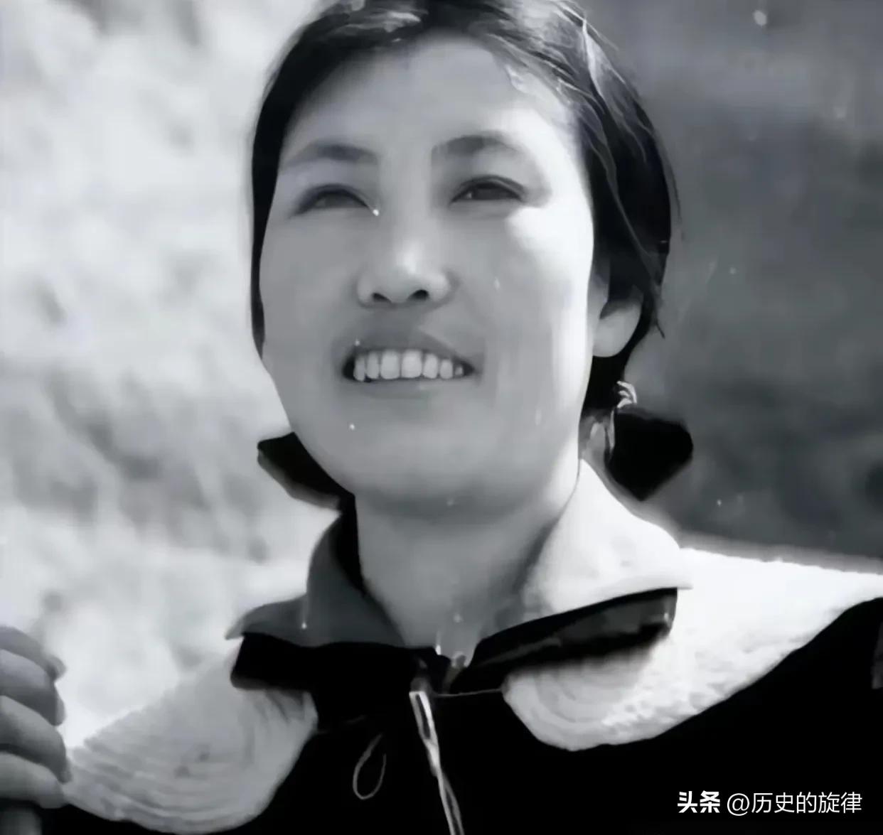 1980年，33岁郭凤莲被调离大寨，接过调令时，她紧紧攥住一本磨破的党章
 
?