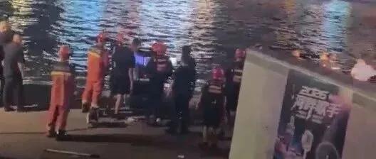 短短几秒，这个家，碎了。

8月5日晚上，天津之眼摩天轮下，一个从陕西榆林来旅游
