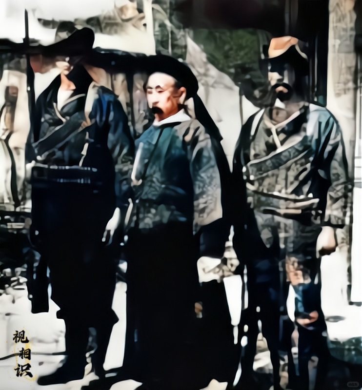 1900年，直隶总督廷雍被杀前的场景，虽然因为年代久远，照片非常模糊，但还是可以...