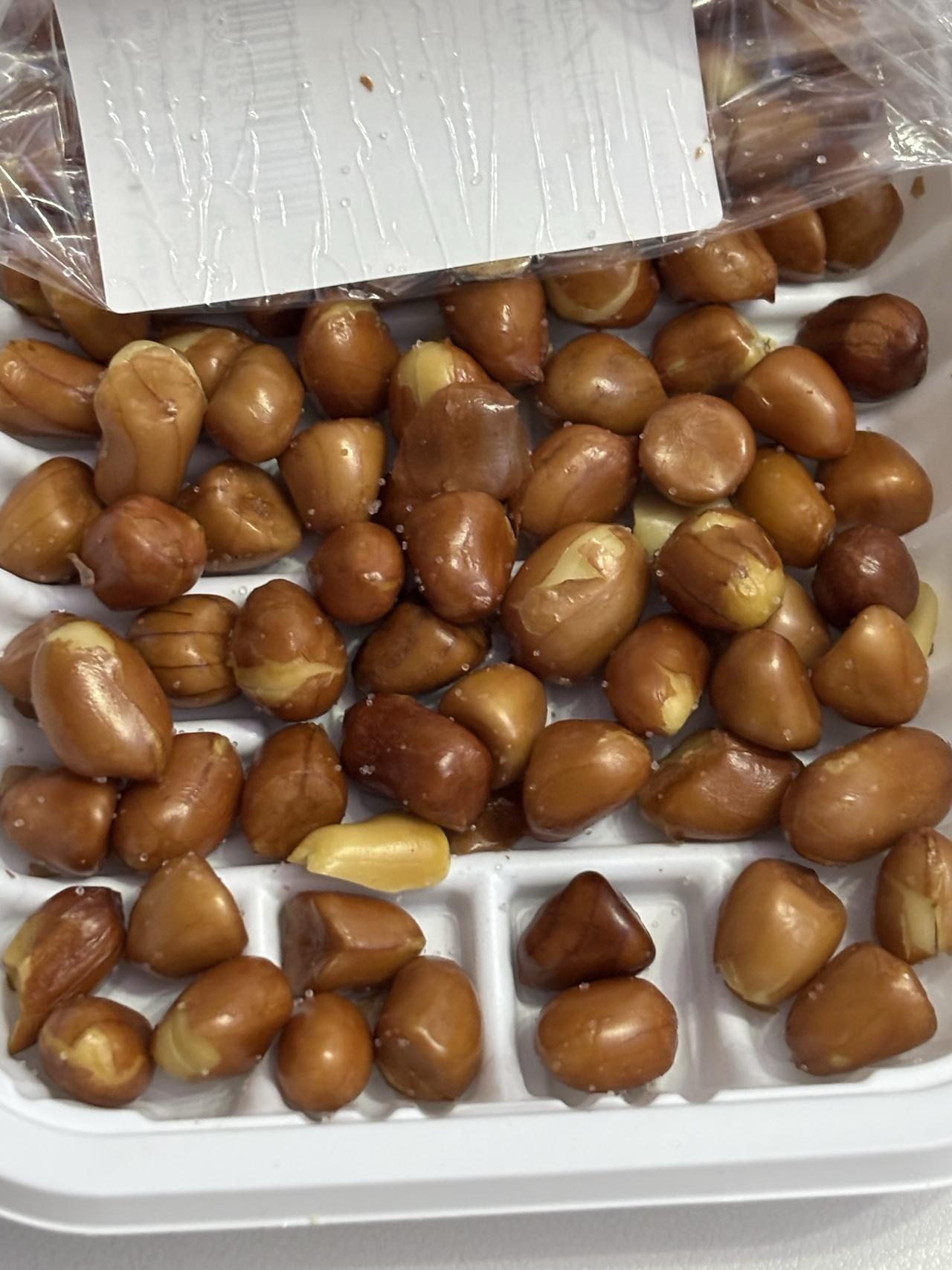 我去超市发现，生花生米是4.9/斤，而炸花生米是13.9/斤，我去饭店要的醋泡花