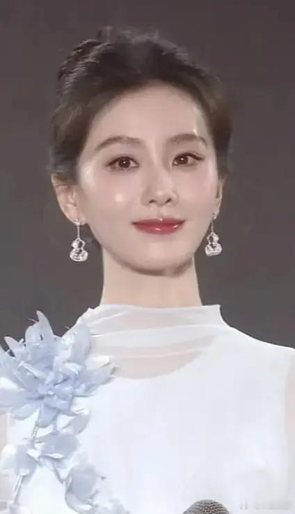 突然理解什么是水光肌了，刘诗诗这状态也太好了