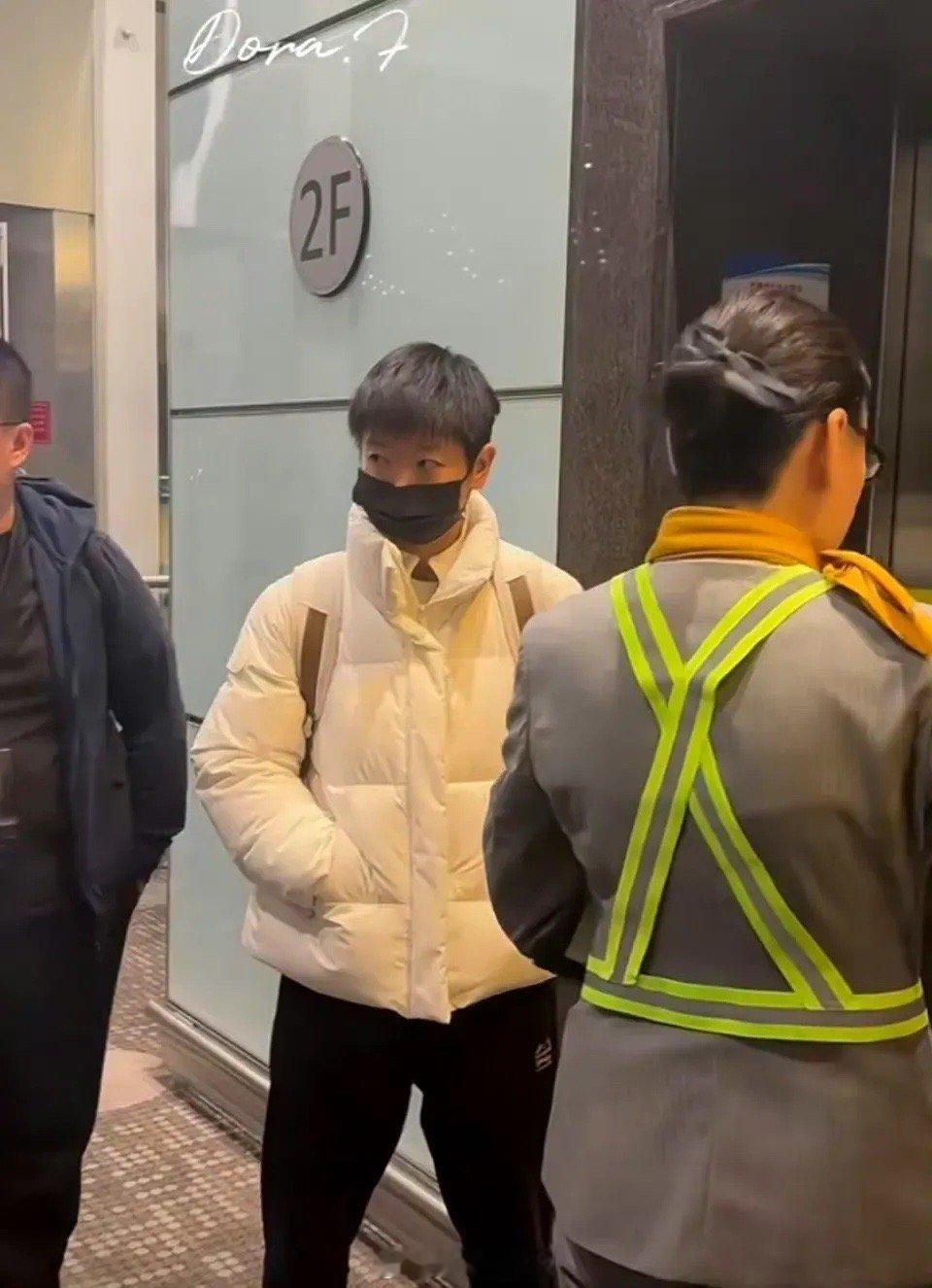 莎莎回来了有粉丝陪着莎莎坐同一班飞机回来的，还转机了，也是粉丝一直在陪着她，真的