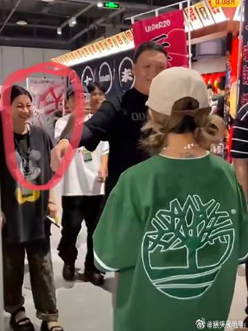 车澈曾当李嘉格面抱乃万车澈乃万李嘉格同框视频 看完这段互动谁不说一句舒服！车澈拥