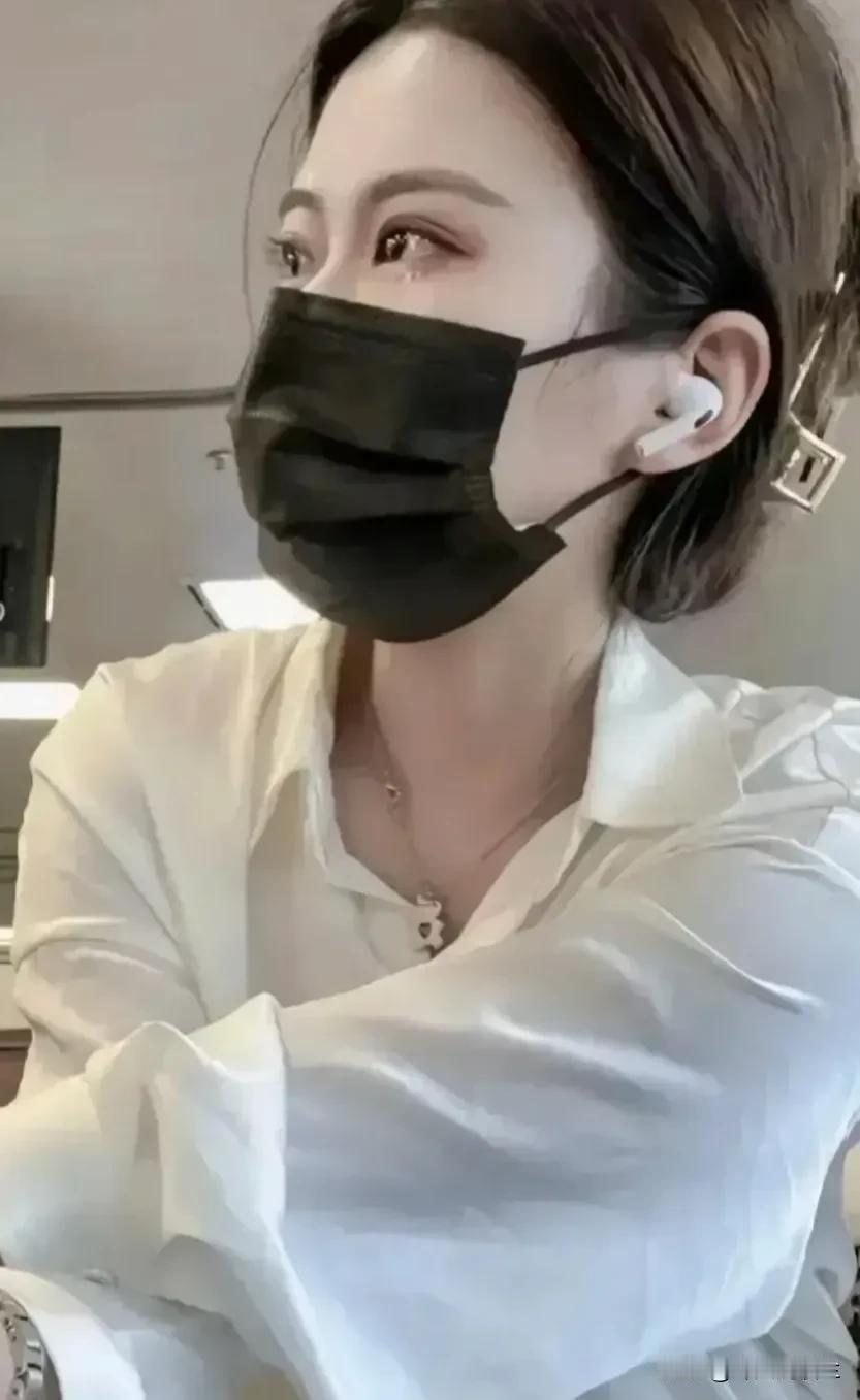 白衣美人面，微笑似花开。#人间靓丽风景线#