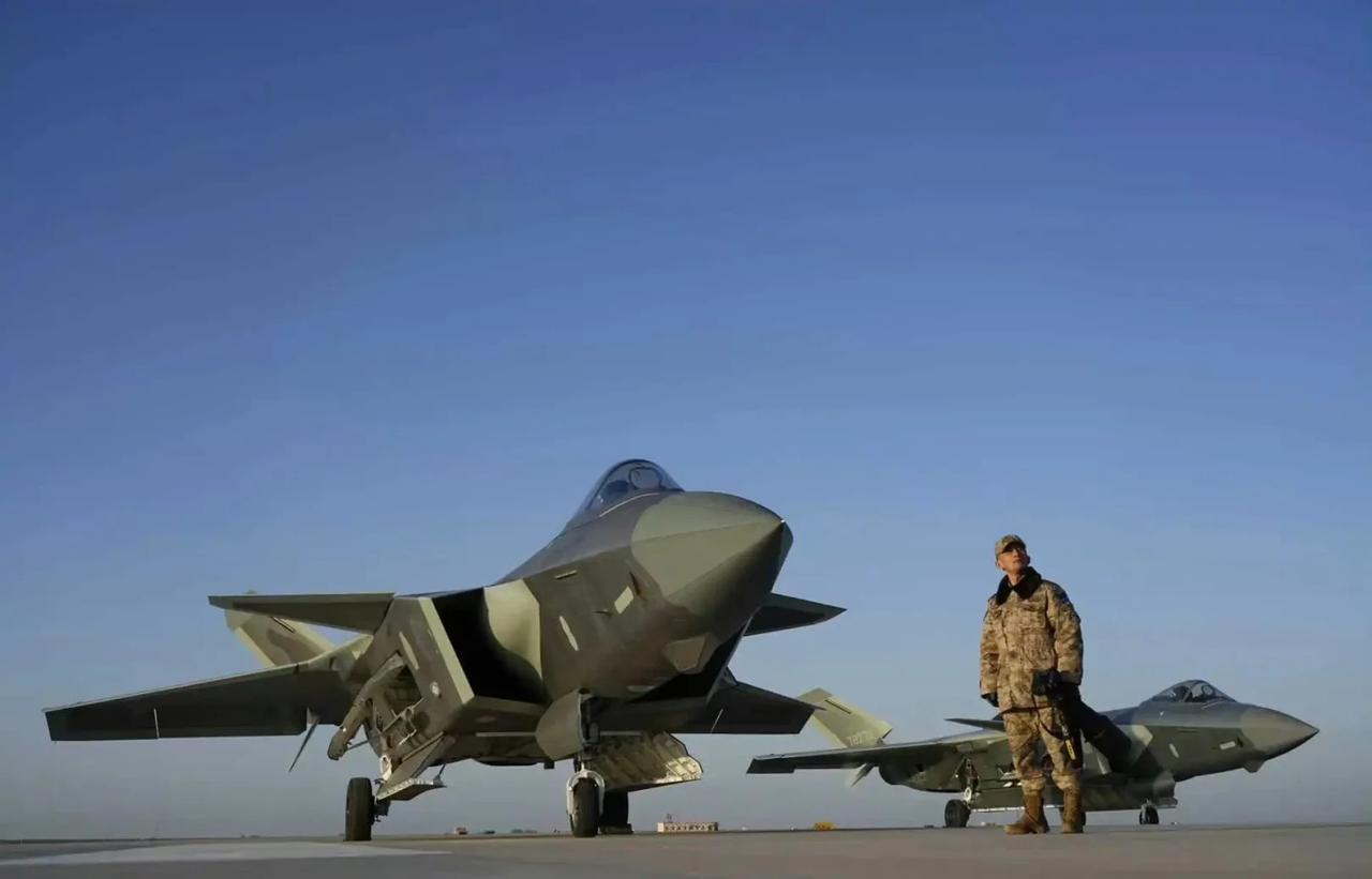 歼-20
歼-20（图源：@人民空军）武器装备 军事 航母 战斗机 航空航天 航