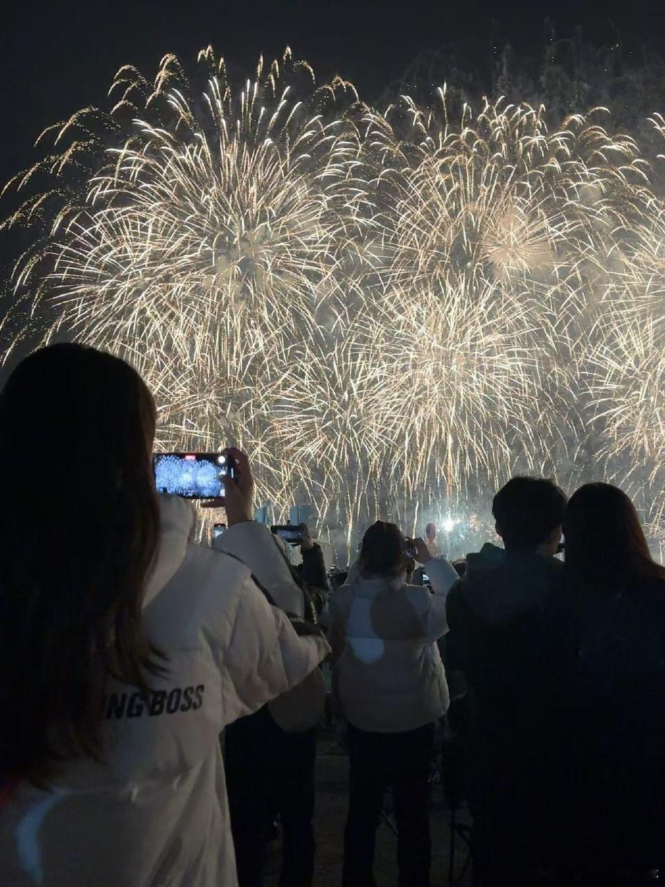 电影院给退票场观众补了一场新电影 爱八卦看戏的观众等于看了两场[doge][do