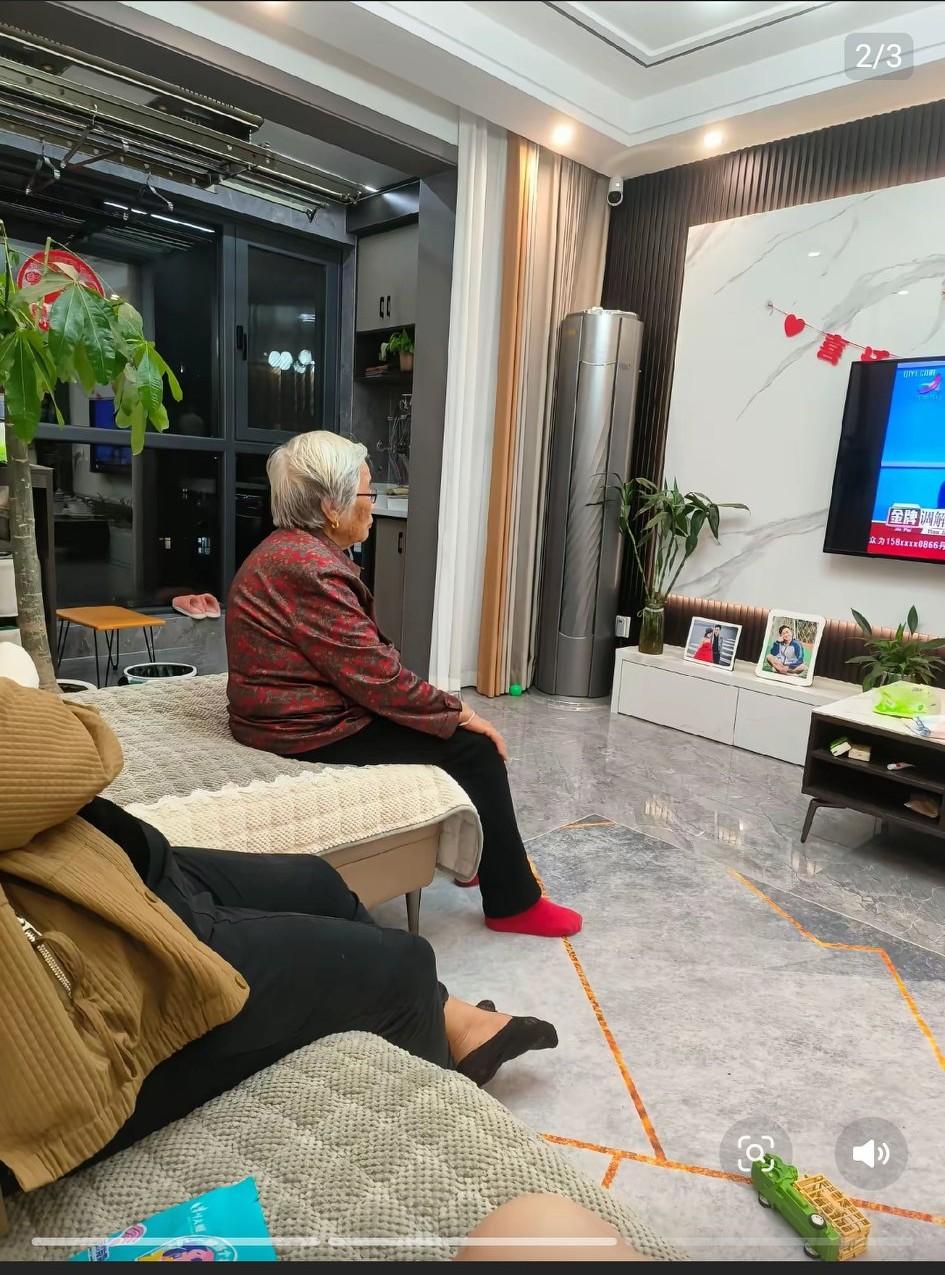 护工刚把母亲嘴角的饭粒擦干净，我瞥见她枯瘦的手背上，老年斑密密麻麻的，像被雨水泡