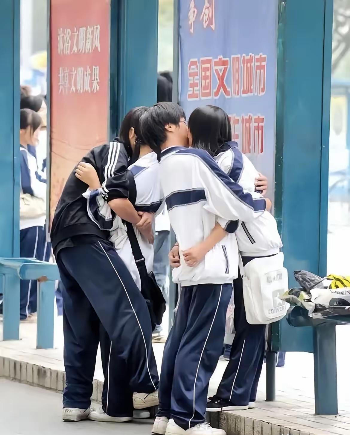 年少时懵懂无知
明理时青春已逝
这些孩子本性不坏
不过是情窦初开
需用正确方式引
