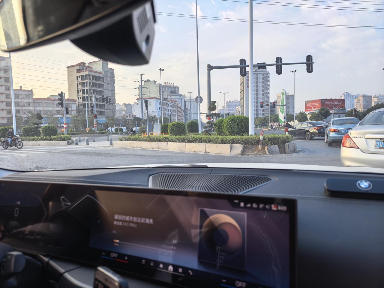 我和帅哥应该算最懒的00后了。
早上七点二十的闹钟，我们两个人快40了才起床。