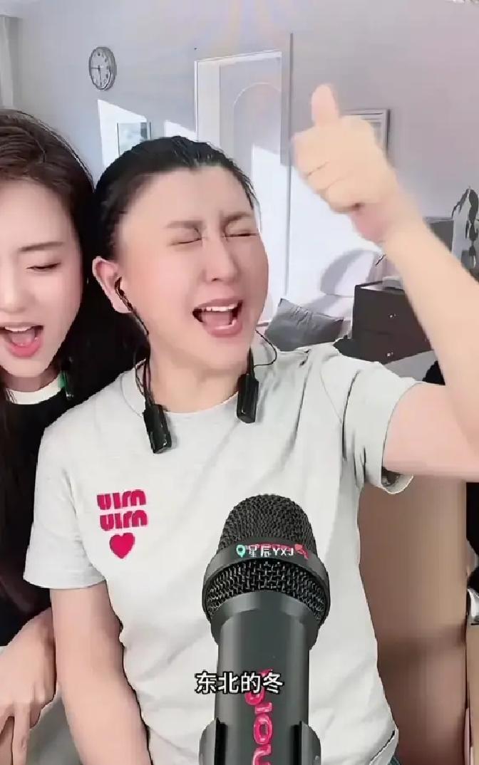 年入百万仍喊穷，刺痛谁？
 
闫学晶直播一句“儿子几十万不够花”，弹幕瞬间炸锅。