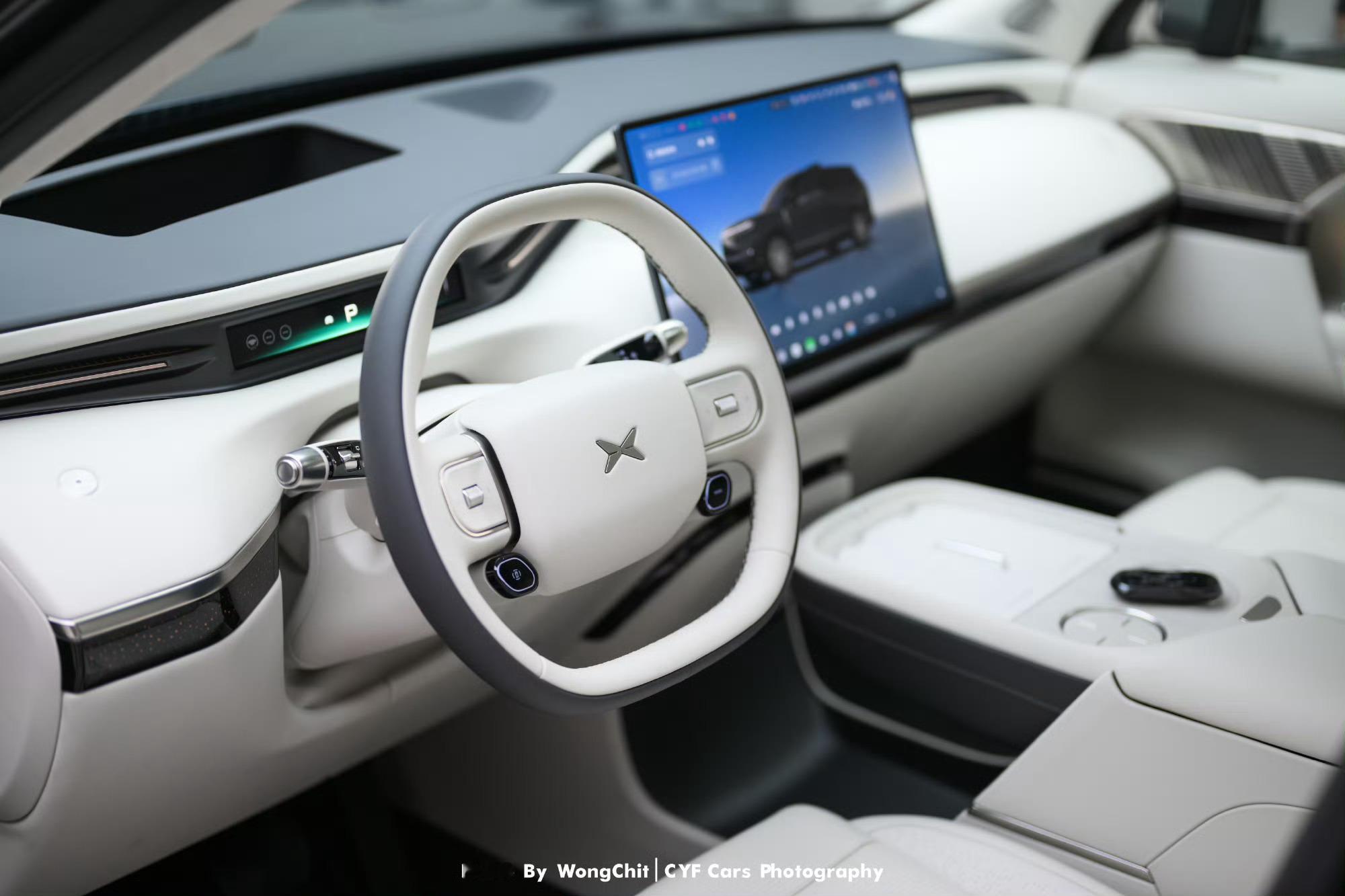 大晚上的水条微博小鹏GX这个内饰，白的好看，还是米色的（？）好看