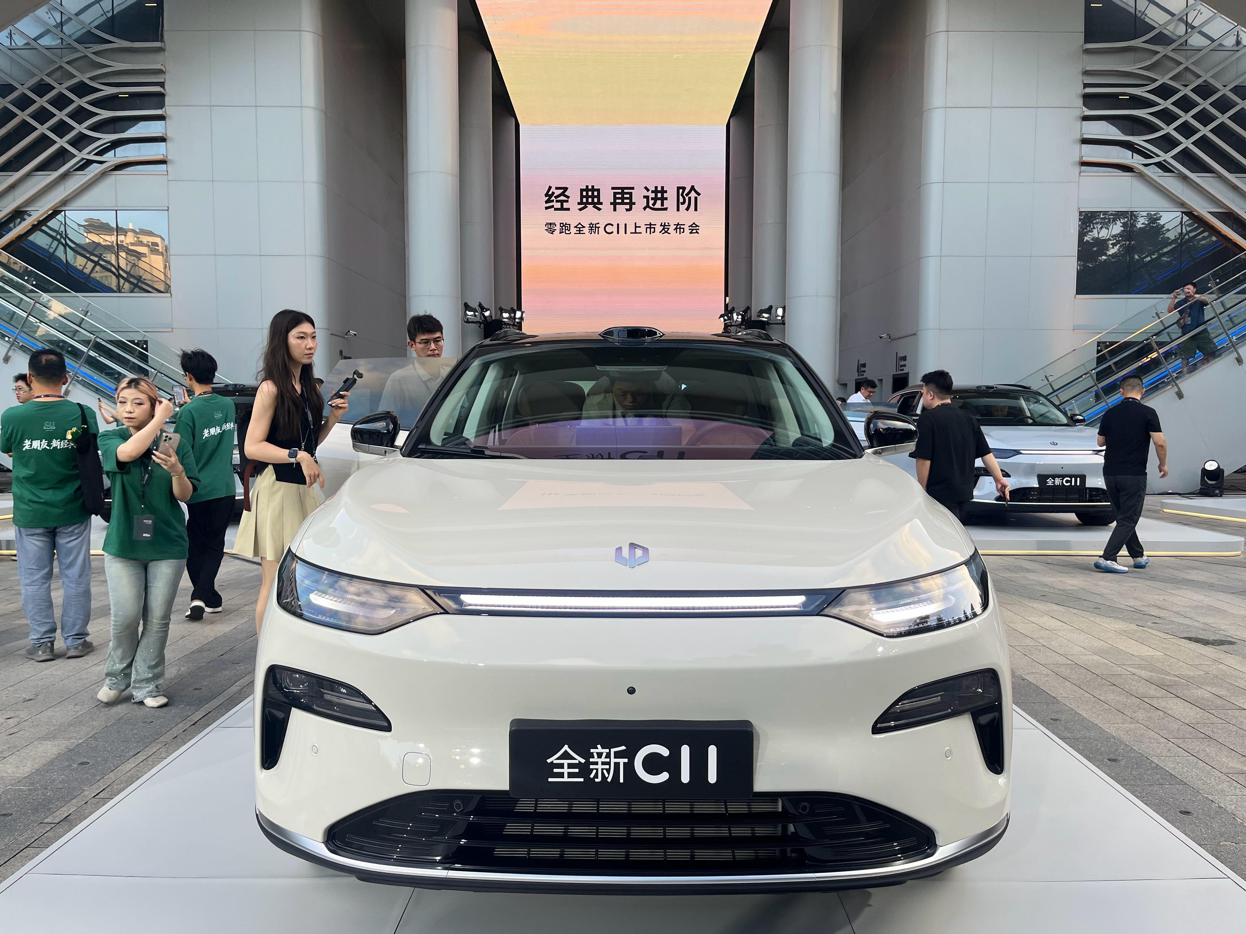 零跑C11改款完美诠释什么叫只改对的。新增了雾凇米色，感觉眼前一亮，增程前脸蜂窝