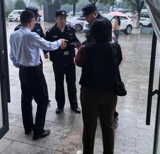 湖北武汉，50多岁的任女士走进建设银行武汉将军路支行，要取存折里“几天前汇入”的