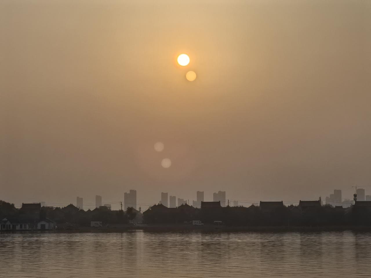 秋晨嫩阳朝气升
湖中新水雾蒙蒙
岸上歌舞享时光
强身健体心情爽
（湖中新水：指东