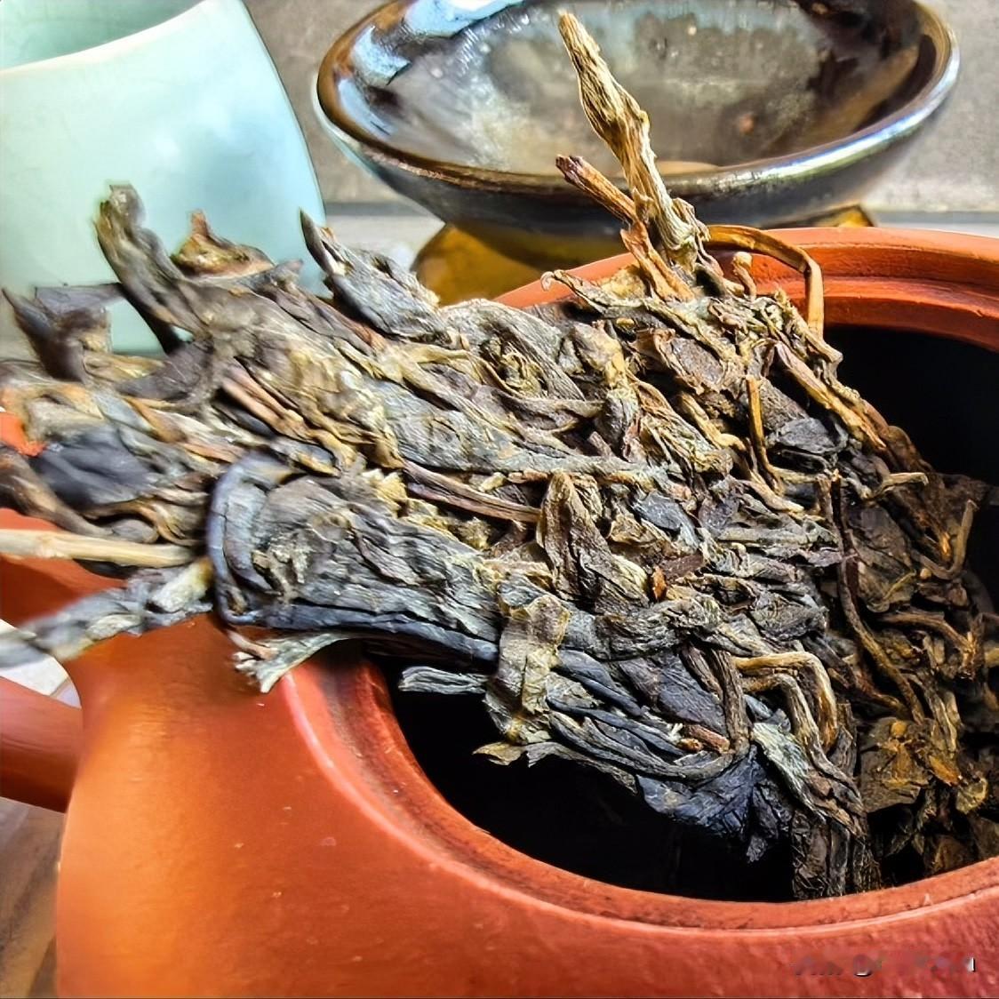 《问茶魂·楚辞天问体》
碧盏沸波兮，芽何以安？世人爱色兮，茶何以堪？
初时不识兮