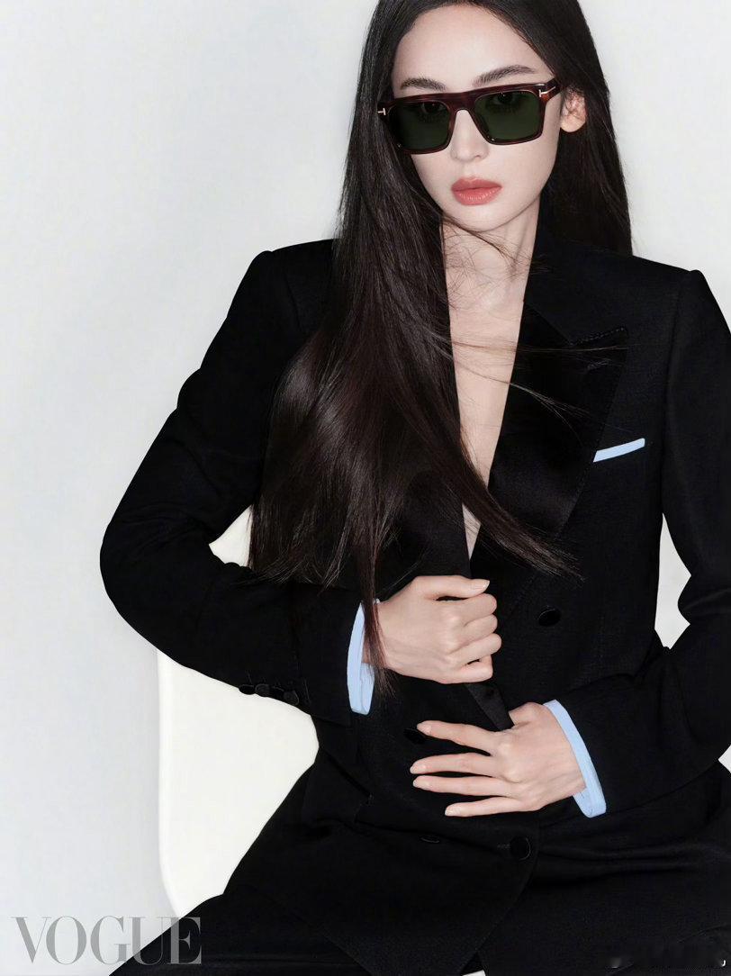 娜扎神的女儿 兼具东方温婉与异域浓烈，可清冷可华贵，每一套造型都在印证“神的女儿