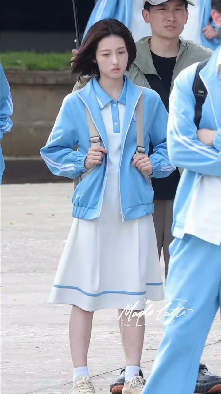 张子枫河清海晏校服路透来啦！妹妹穿上高中校服好稚嫩，果然少女就是要少女演[爱慕]