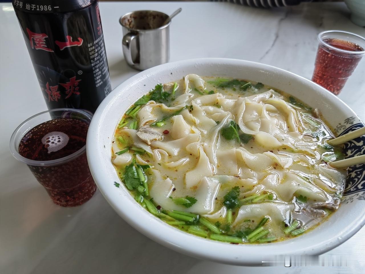 加班一个小时6块钱，一碗烩面11块钱，辛辛苦苦加班两个小时才够吃上一碗面
现在在