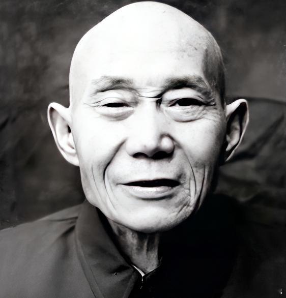 1940 年 5 月，一名地下党佯装投靠日军。见到日军队长后，他猛地掏出手枪，对