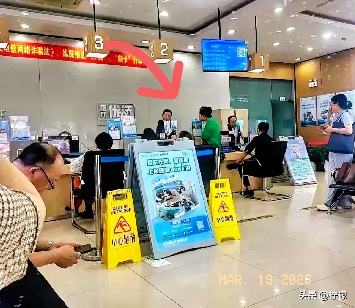 今天去营业厅可开了眼！
一大姐举着用了15年的号冲柜员吼：“新用户39元就160