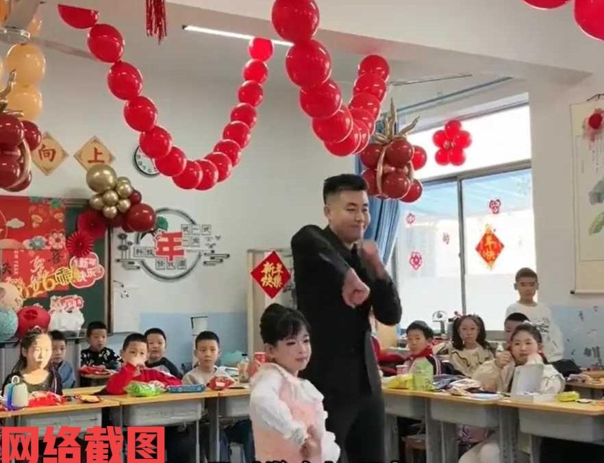 辽宁有小学举办跨年晚会节目精彩不断，特别有父女两人的表演，更是让现场的气氛高潮迭