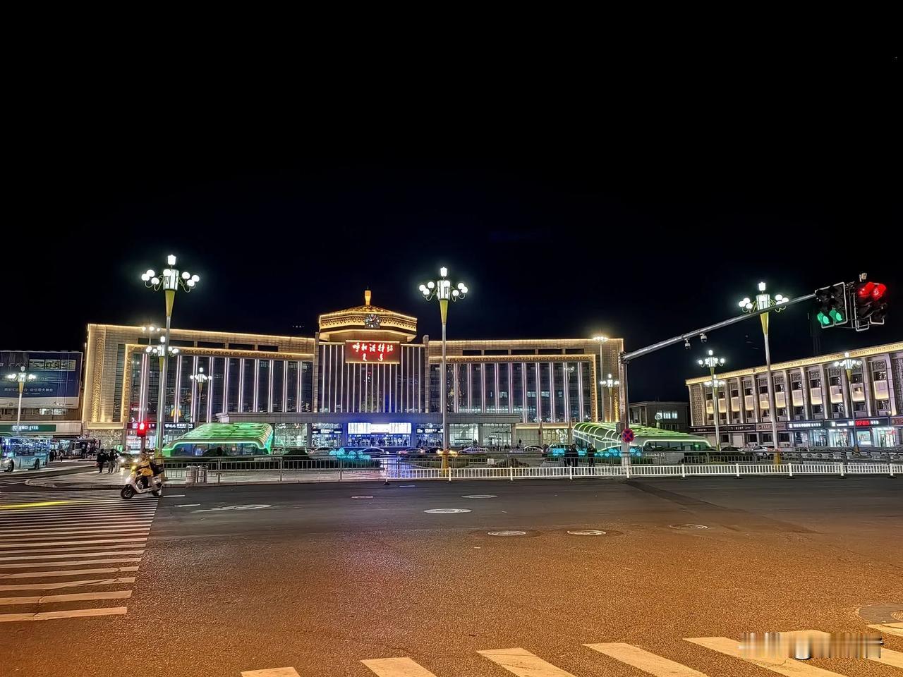 毫无疑问，全国最有民族特色的火车站应该是呼和浩特火车站。
旅客见到呼和浩特火车站