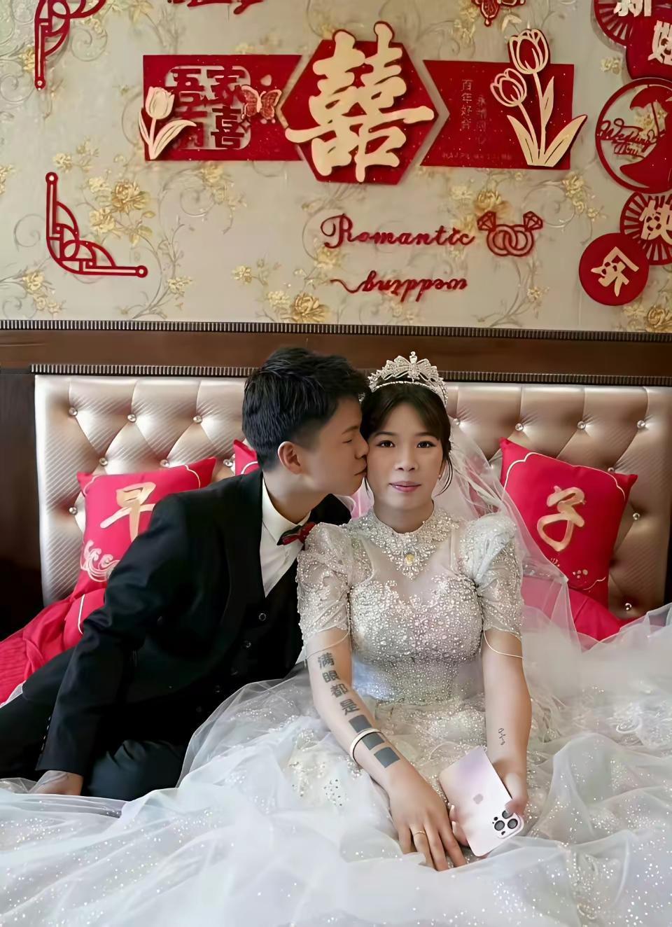 友友们猜猜看，新娘手臂上被涂去的会是哪三个字呢？