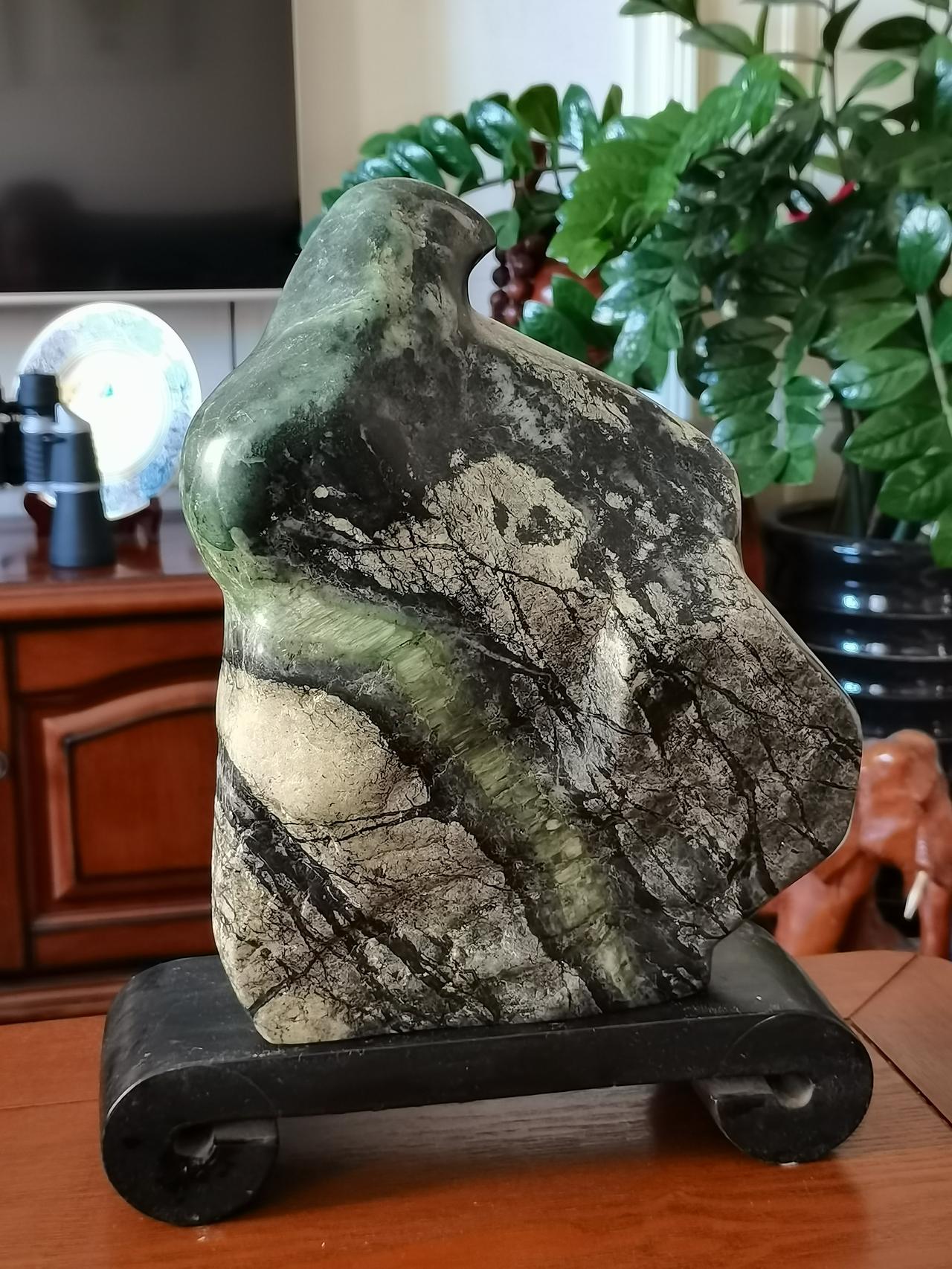 家里有没有好看的奇石分享一下青岛崂山绿石，历经上千年海水沙粒冲刷，纹理清晰，圆润