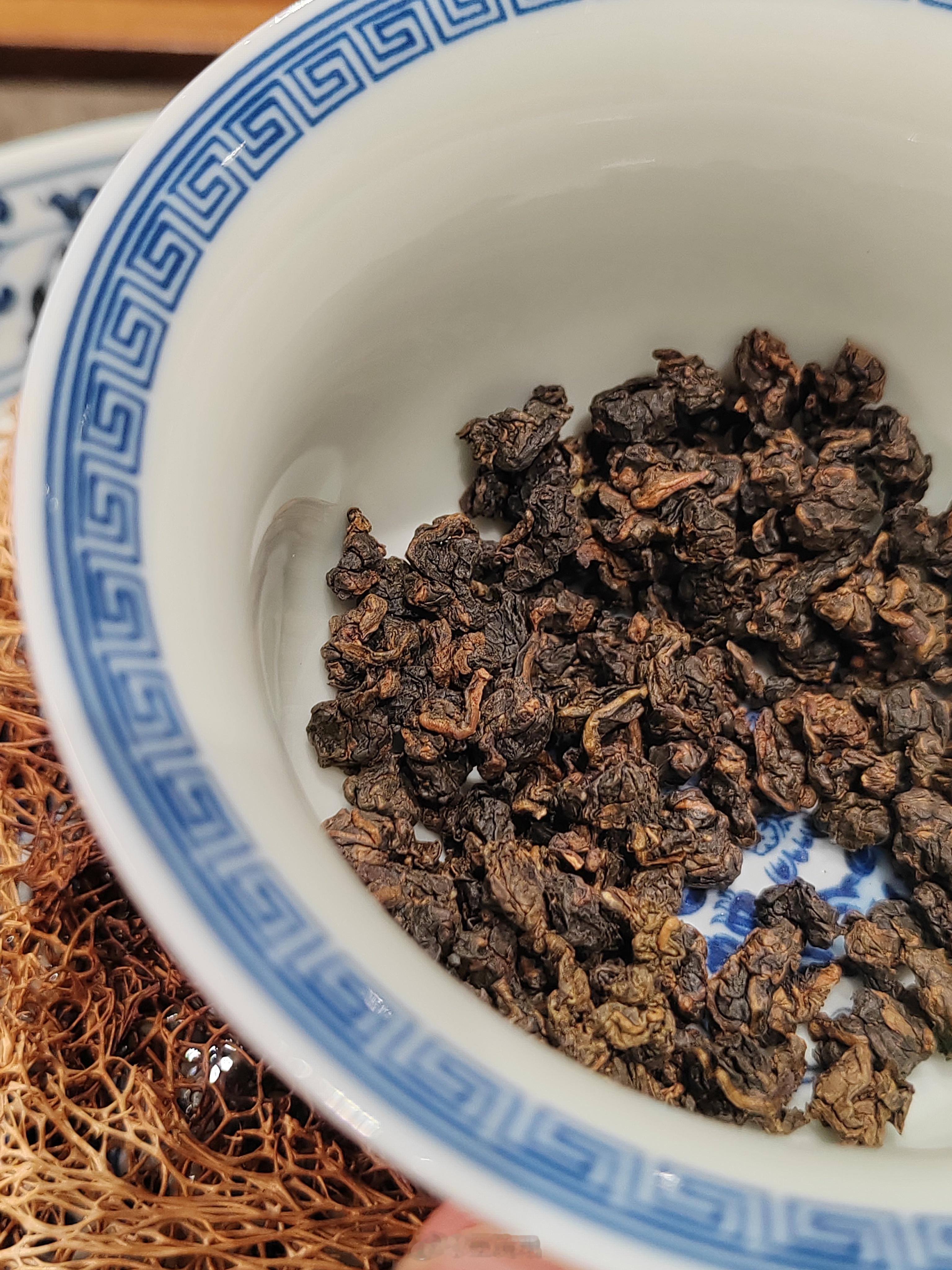 入口竟有生普的醇冽，继而是老白茶的甘润，最后是岁月沉淀出的梅子酸。原来时间真的可