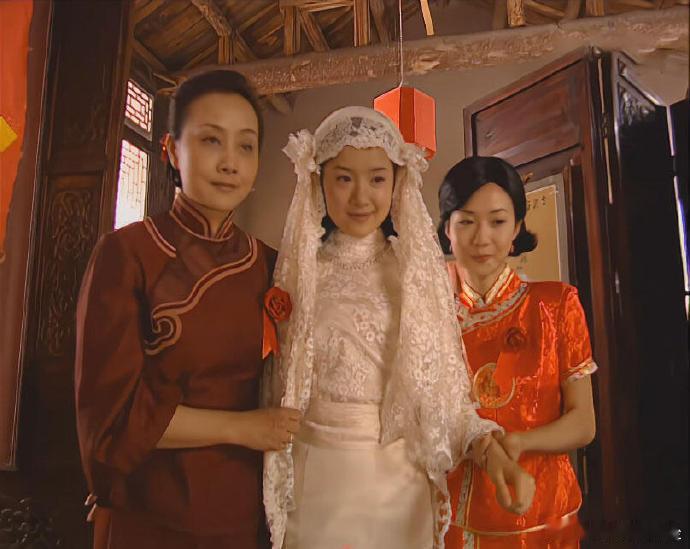 现在才发现冷清秋结婚时的婚纱既丑又廉价，全靠董洁颜值撑着… ​ ​​​