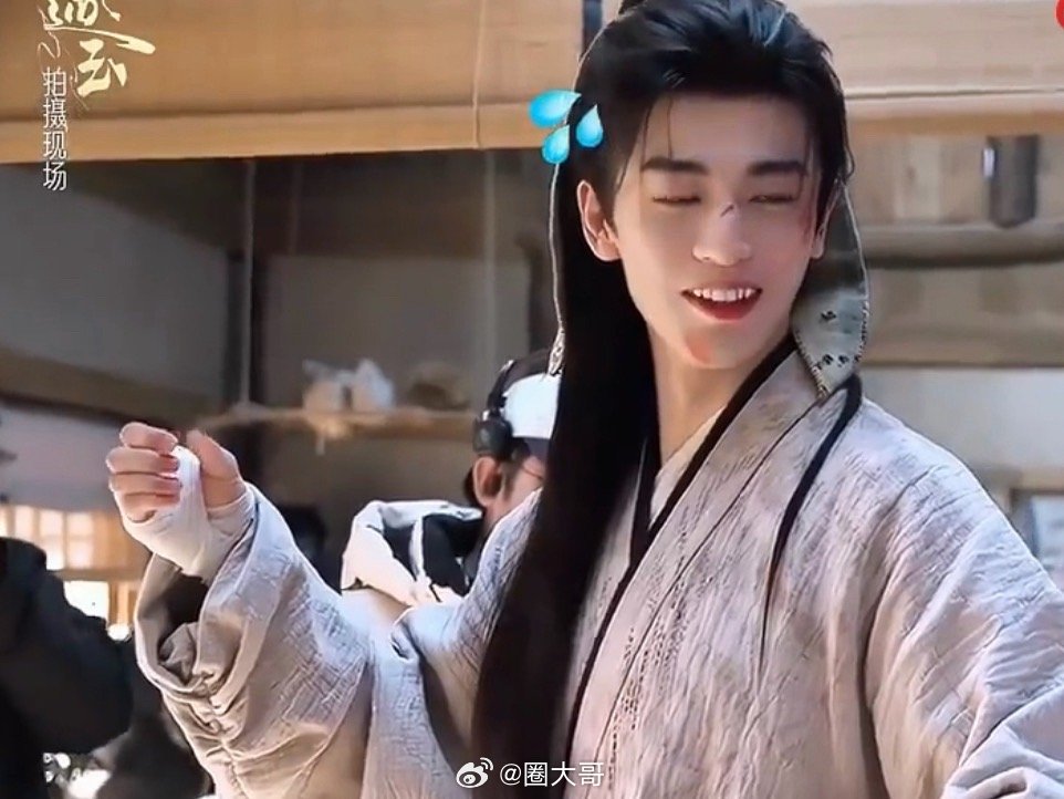 张凌赫田曦薇逐玉量三围花絮张凌赫～田曦薇主演的电视剧《逐玉》开播倒计时，剧组分享