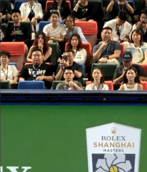 不得不说，
冯琳也算是拿到“大结果”了！

冯琳与男友朱光晔现身上海大师赛观赛，