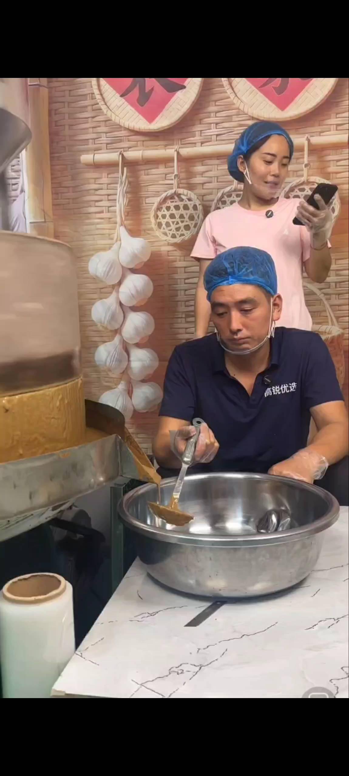 一瓶没有上链接的你稍等。小溪，不贵。比如别人卖芝麻酱的会说：俺们也是石磨磨的，根