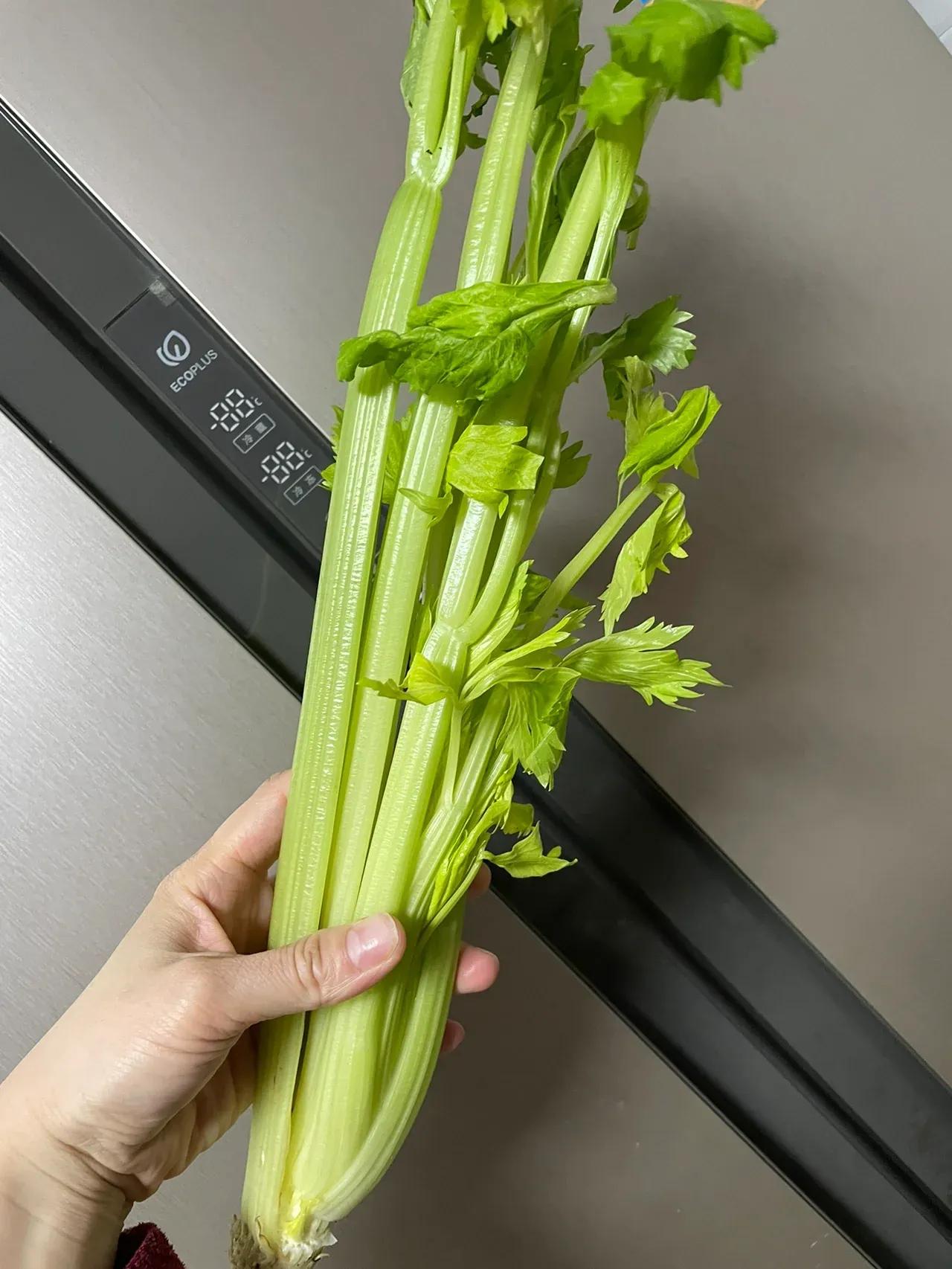 不懂就问，为什么很多人吃芹菜为什么不吃叶子？

最近我发现一个问题，不管去哪里吃