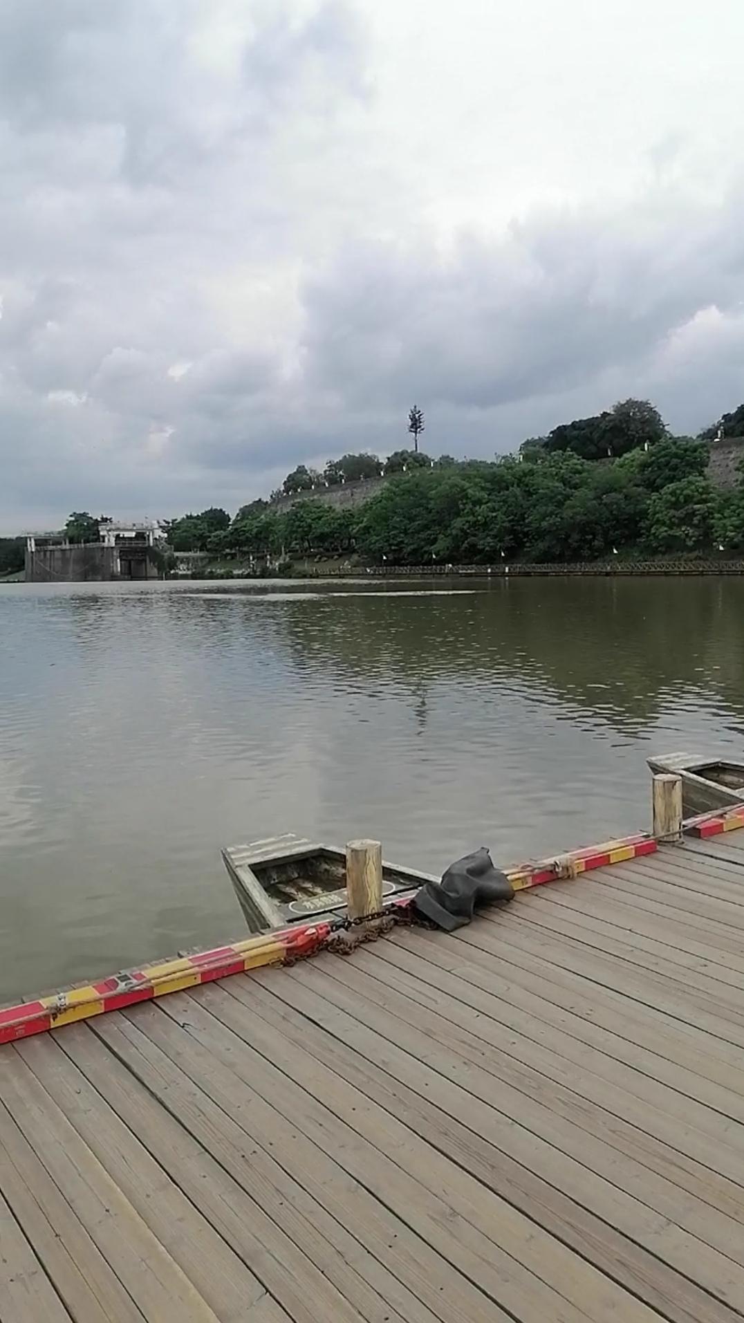 从赣州城外拍了几张赣州城墙的照片，从城外看，古城墙更加高大宏伟，怪不得1932年