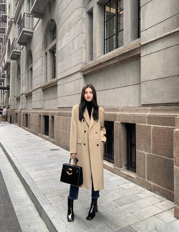 优雅街拍穿搭，米色风衣搭配黑色靴子，尽显时尚气息！
入冬才发现，“大衣 + 靴子