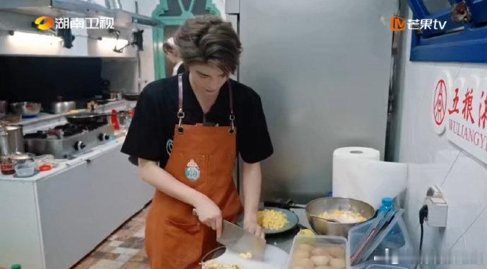 丁禹兮[超话]丁禹兮超绝老公感中餐厅 客人多到忙不过来，他既能稳住自己的节奏，还