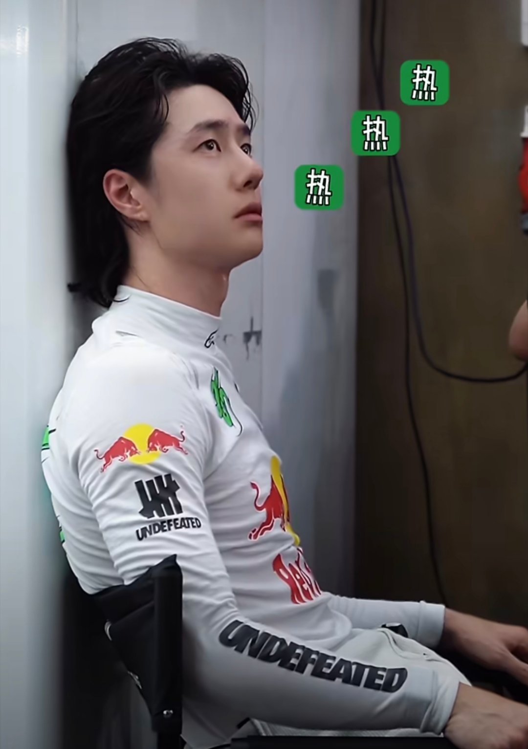 王一博很容易就会有这种无辜可爱的表情出现不过孩子自己总认为自己是酷盖。。那好吧