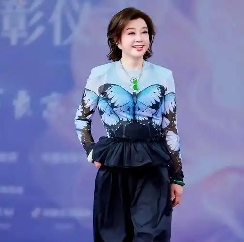 刘晓庆在自传里写了一件圈内人都知道、但没人敢明说的事：拍戏拍久了，男女演员会睡到