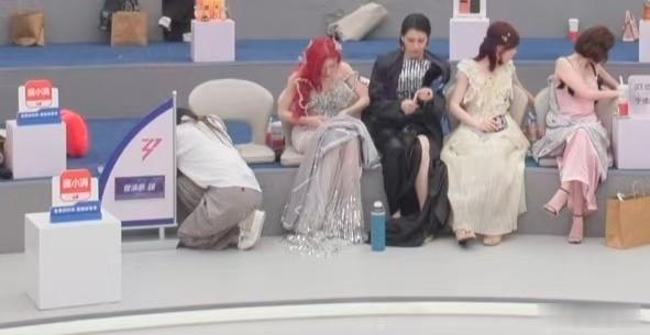 我特么笑死了我上课玩手机自以为老师看不见就范玮琪这样，背过身以为全世界都看不见 