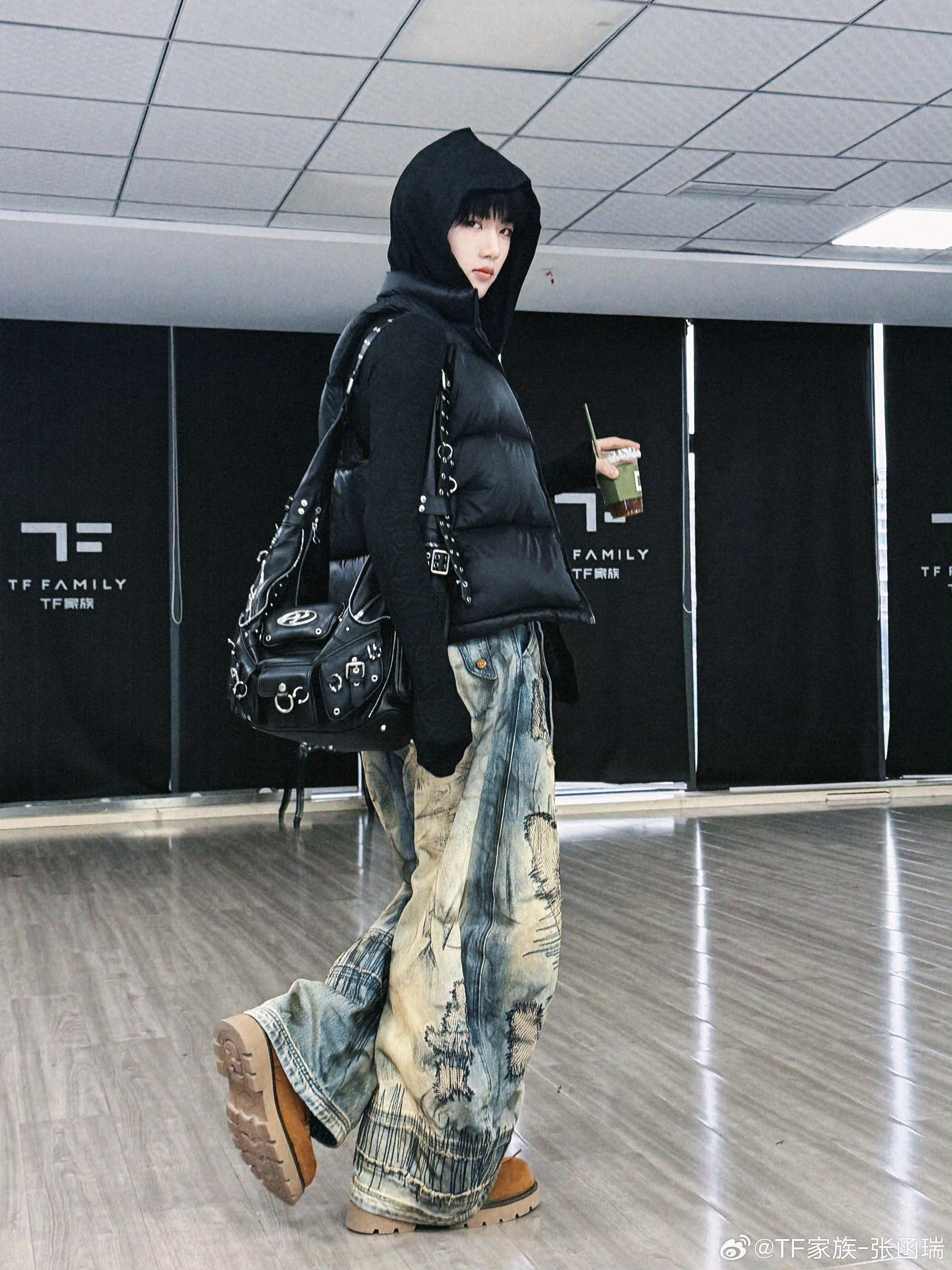 张函瑞穿搭博主 你的穿搭博主张函瑞上线马甲+牛仔裤+内搭+大包👜展示穿搭ing