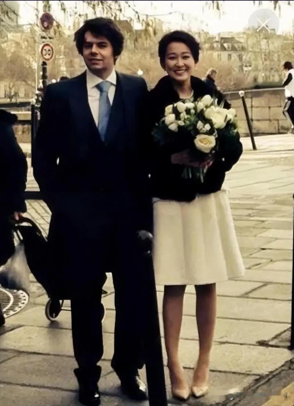 麻生太郎的女儿麻生彩子2014年就已经与法国人弗雷德里克·德洪结婚。麻生彩子，1