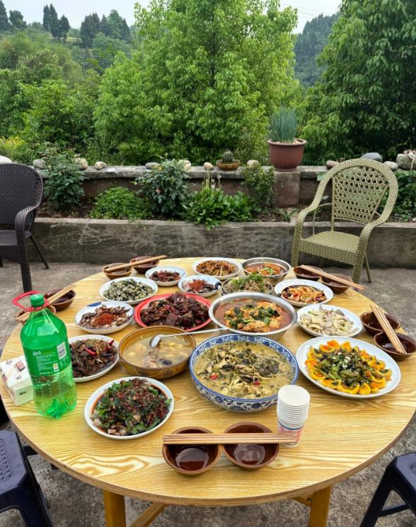 昨天和老公去乡下看舅舅，才真正明白：最贵重的待客，从来不是有钱，而是舍得。

