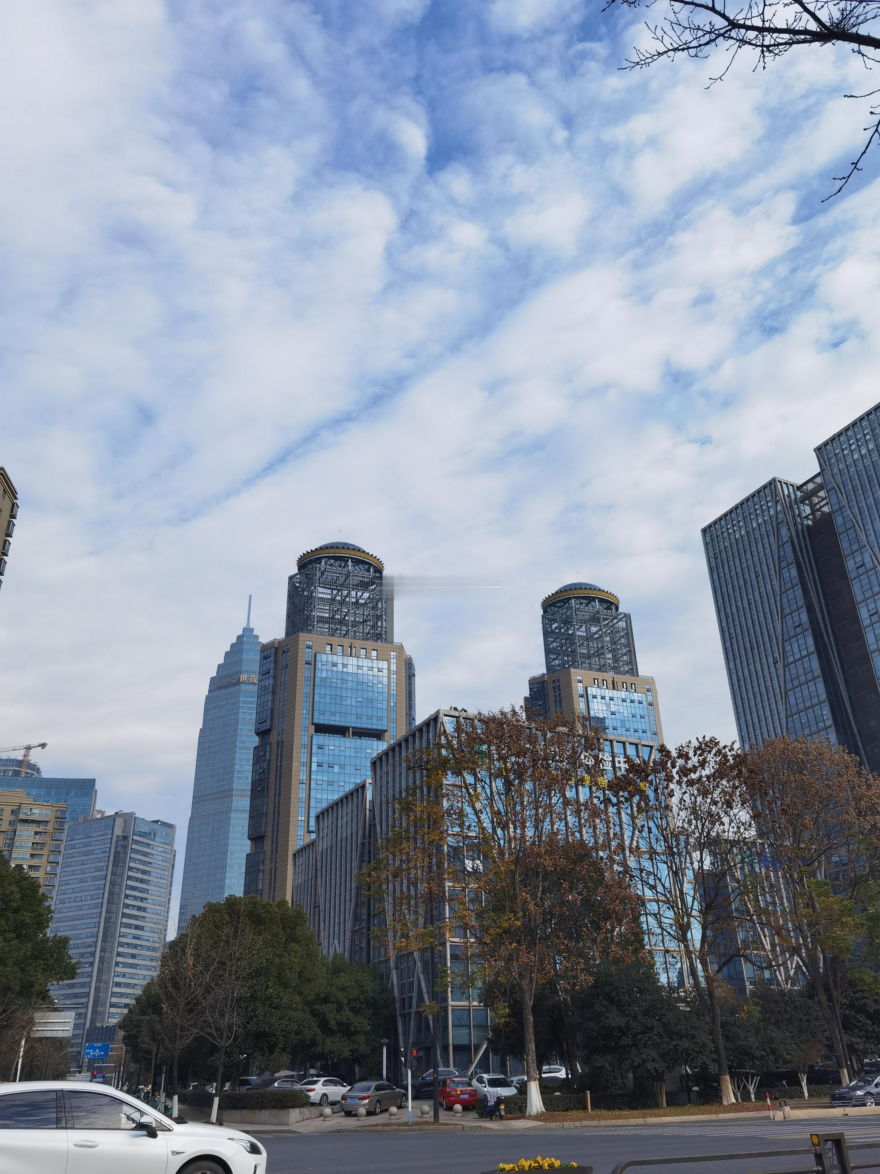 绍兴迪荡CBD，与“湖滨98”。“湖滨98”是迪荡区块著名的餐饮聚集地，以各类夜