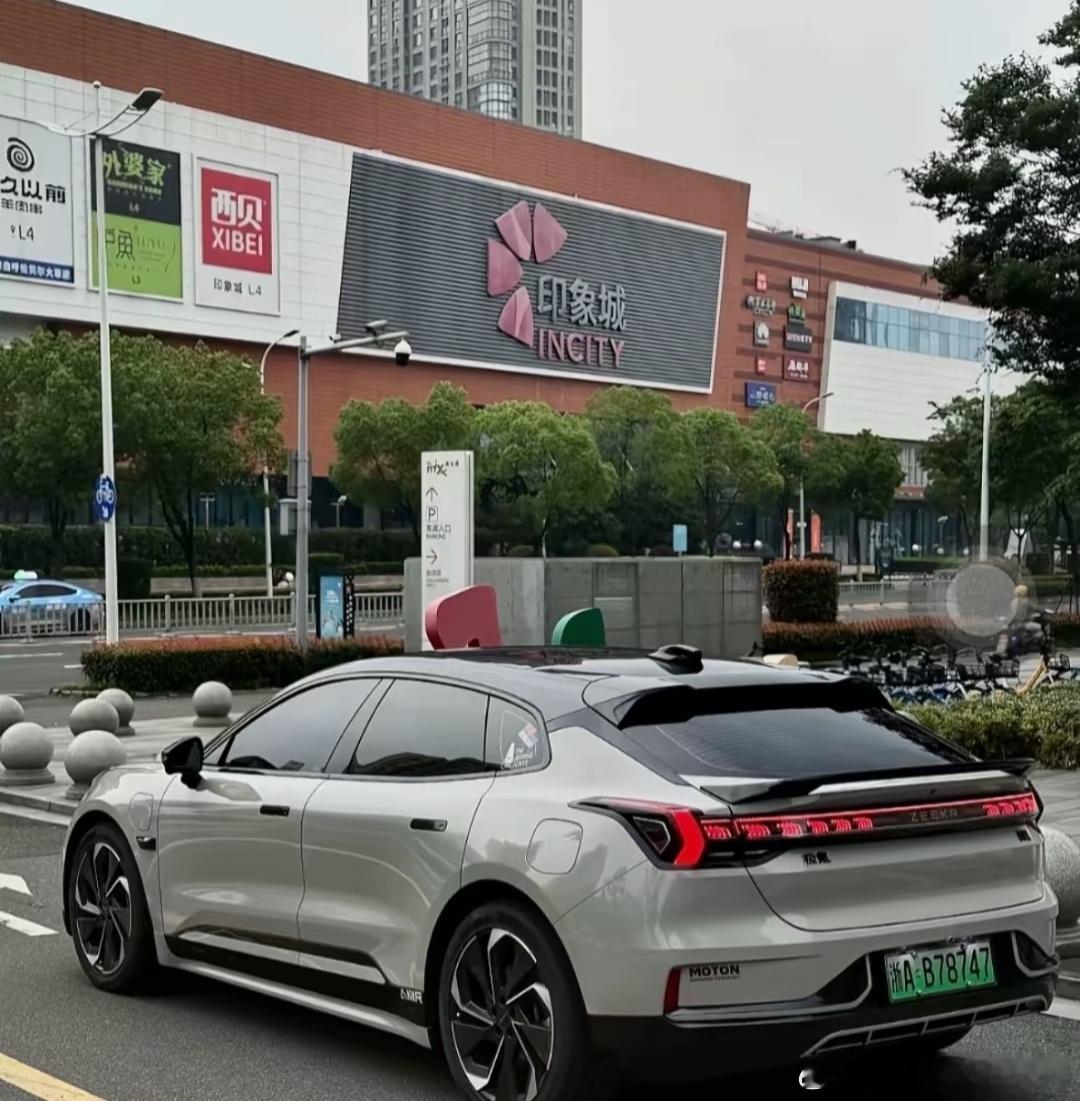 进入10月下旬，雨水明显增多。今天经过积水路段时，极氪的涉水监测系统自动启动，实