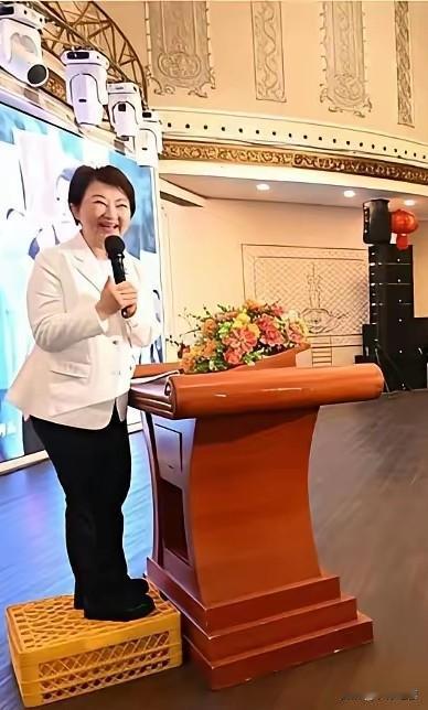 这个小丑很会演，可能是比“蔡坏”还差劲的“坏菜”，一肚子坏心眼。