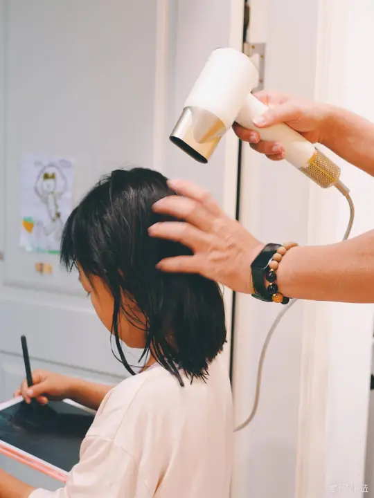 适合婴童的友好高速吹风机！